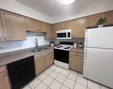 234 W Court Of Shorewood - Photo Thumbnail 5