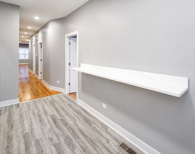 5310 S Harper Avenue - Photo Thumbnail 4