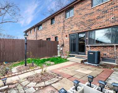 18w269 Kirkland Lane - Photo Thumbnail 20