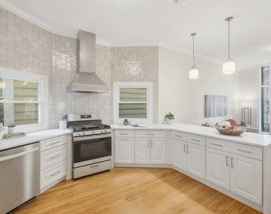 3053 N Seminary Avenue - Photo Thumbnail 4