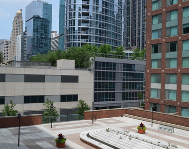 440 N Mcclurg Court - Photo Thumbnail 7