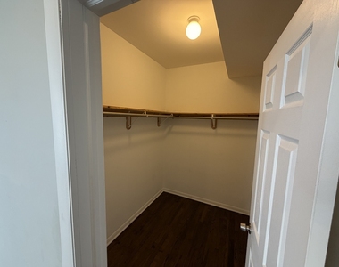 6135 N Broadway Street - Photo Thumbnail 7