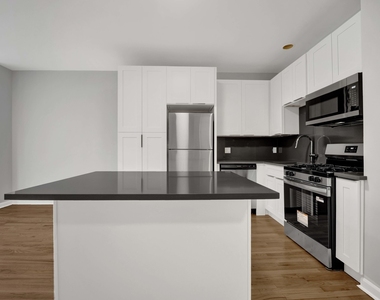 2456 N Hamlin Avenue - Photo Thumbnail 3