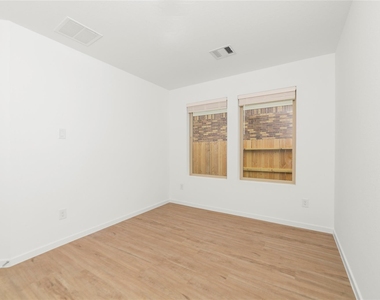 1634 Blue Cypress Drive - Photo Thumbnail 8