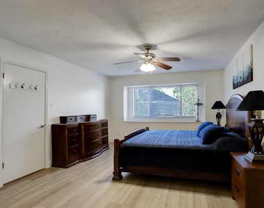 6819 Yardley Drive - Photo Thumbnail 7