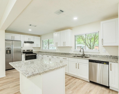 408 Gardenia Street - Photo Thumbnail 3