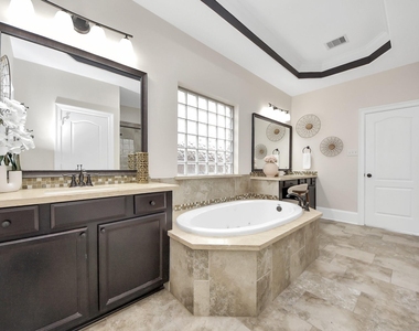 9815 Patricia Haven Lane - Photo Thumbnail 28