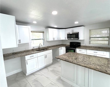 121 E 3rd Street - Photo Thumbnail 3