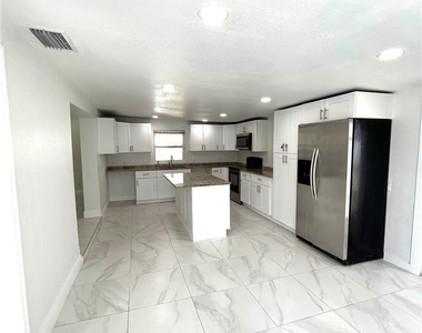 121 E 3rd Street - Photo Thumbnail 4