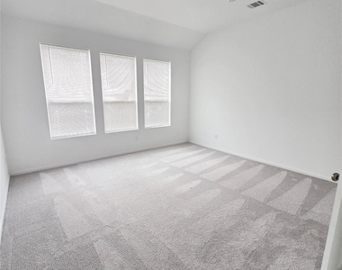 6319 Seafoam Lake Drive - Photo Thumbnail 8