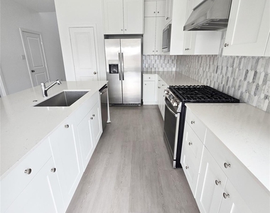 6319 Seafoam Lake Drive - Photo Thumbnail 3