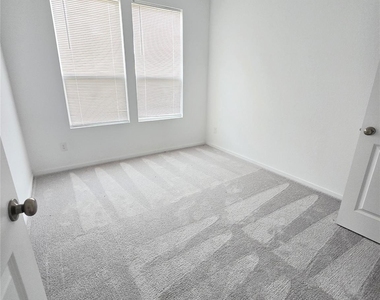 6319 Seafoam Lake Drive - Photo Thumbnail 10