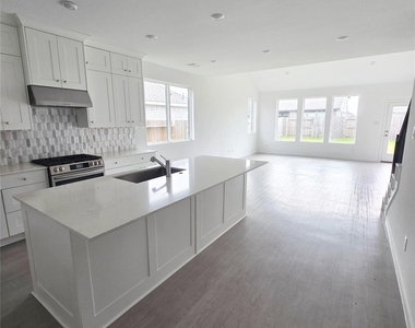 6319 Seafoam Lake Drive - Photo Thumbnail 6