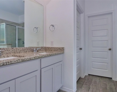 5735 Aurora Greens Lane - Photo Thumbnail 12
