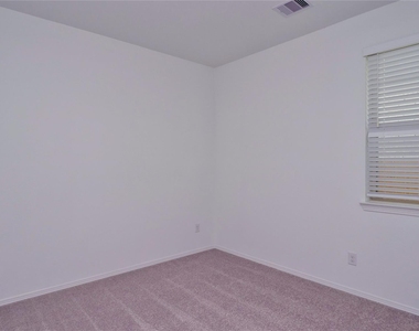 5735 Aurora Greens Lane - Photo Thumbnail 10