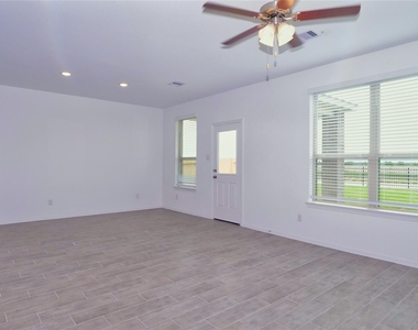 5735 Aurora Greens Lane - Photo Thumbnail 7