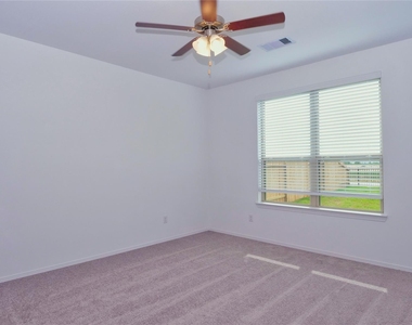 5735 Aurora Greens Lane - Photo Thumbnail 8