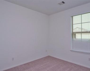 5735 Aurora Greens Lane - Photo Thumbnail 9