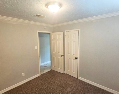 9526 Golden Wood Lane - Photo Thumbnail 14