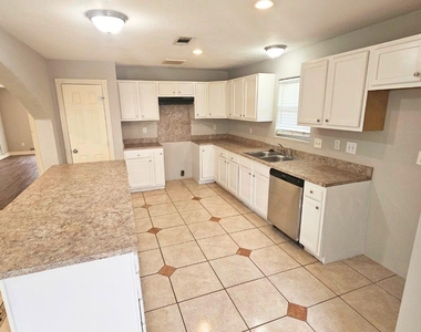 9526 Golden Wood Lane - Photo Thumbnail 6