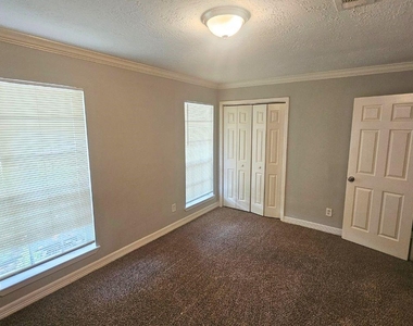 9526 Golden Wood Lane - Photo Thumbnail 13