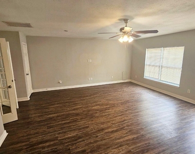 9526 Golden Wood Lane - Photo Thumbnail 4