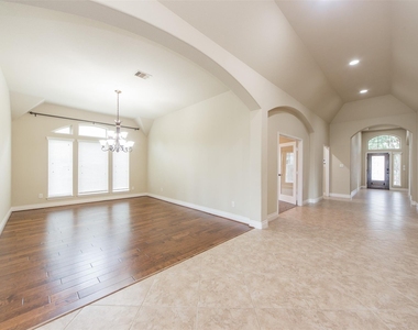 27106 Cross Pointe Court - Photo Thumbnail 7