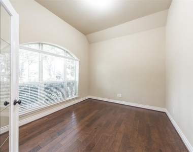 27106 Cross Pointe Court - Photo Thumbnail 4
