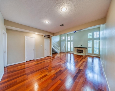 1018 Memorial Village Drive - Photo Thumbnail 7