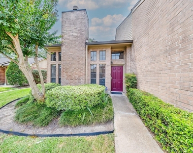 1018 Memorial Village Drive - Photo Thumbnail 3