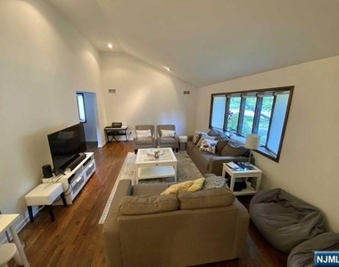 212 Delmar - Photo Thumbnail 2