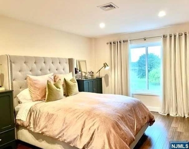 99 Teaneck - Photo Thumbnail 6