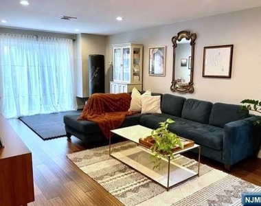 99 Teaneck - Photo Thumbnail 2