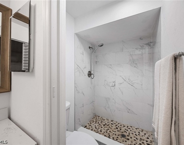 228 Fox Glen Drive - Photo Thumbnail 18