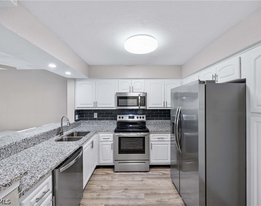 228 Fox Glen Drive - Photo Thumbnail 5