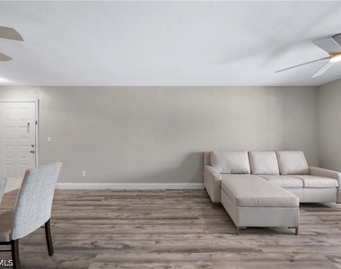 228 Fox Glen Drive - Photo Thumbnail 9