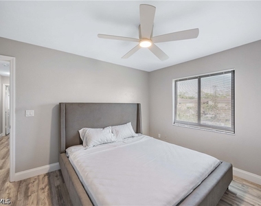 228 Fox Glen Drive - Photo Thumbnail 20