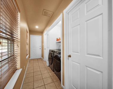 303 Shawnee Drive - Photo Thumbnail 12