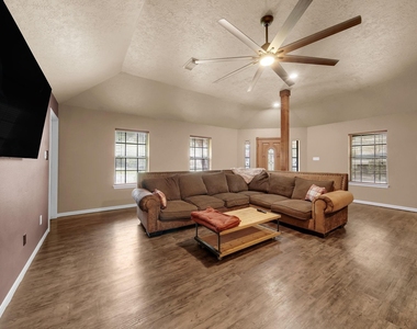 303 Shawnee Drive - Photo Thumbnail 2