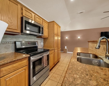 303 Shawnee Drive - Photo Thumbnail 4