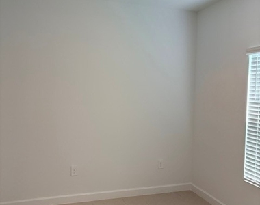 4758 Espiritu Way - Photo Thumbnail 8