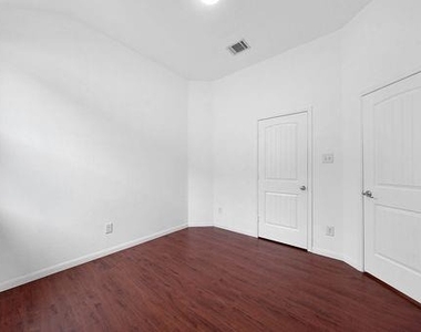 2307 Shady Tree Ln - Photo Thumbnail 8