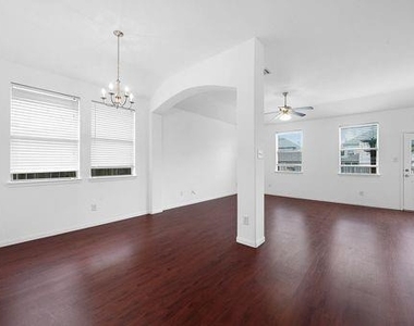 2307 Shady Tree Ln - Photo Thumbnail 2