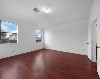 2307 Shady Tree Ln - Photo Thumbnail 12