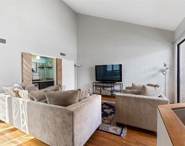 3022 Baldwin Street - Photo Thumbnail 14