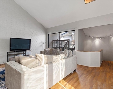 3022 Baldwin Street - Photo Thumbnail 5