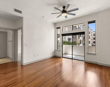 1616 W Dallas Street - Photo Thumbnail 4