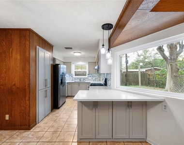 8110 Bob White Drive - Photo Thumbnail 10