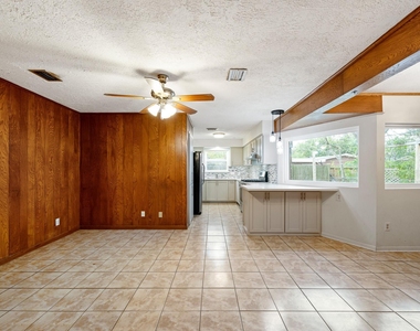 8110 Bob White Drive - Photo Thumbnail 4