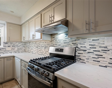 8110 Bob White Drive - Photo Thumbnail 6